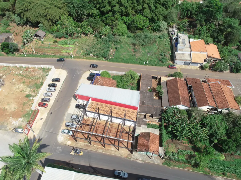 Vista aérea, de drone, de ruas e terrenos vazios